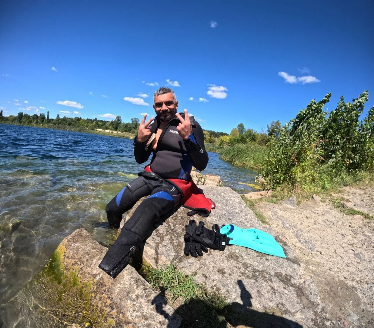 Учасник біля води